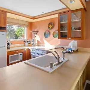 https://bamboo-suite-located-across-from-the-beach-1-bedroom-sleeps-4.hotelsinhawaii.org